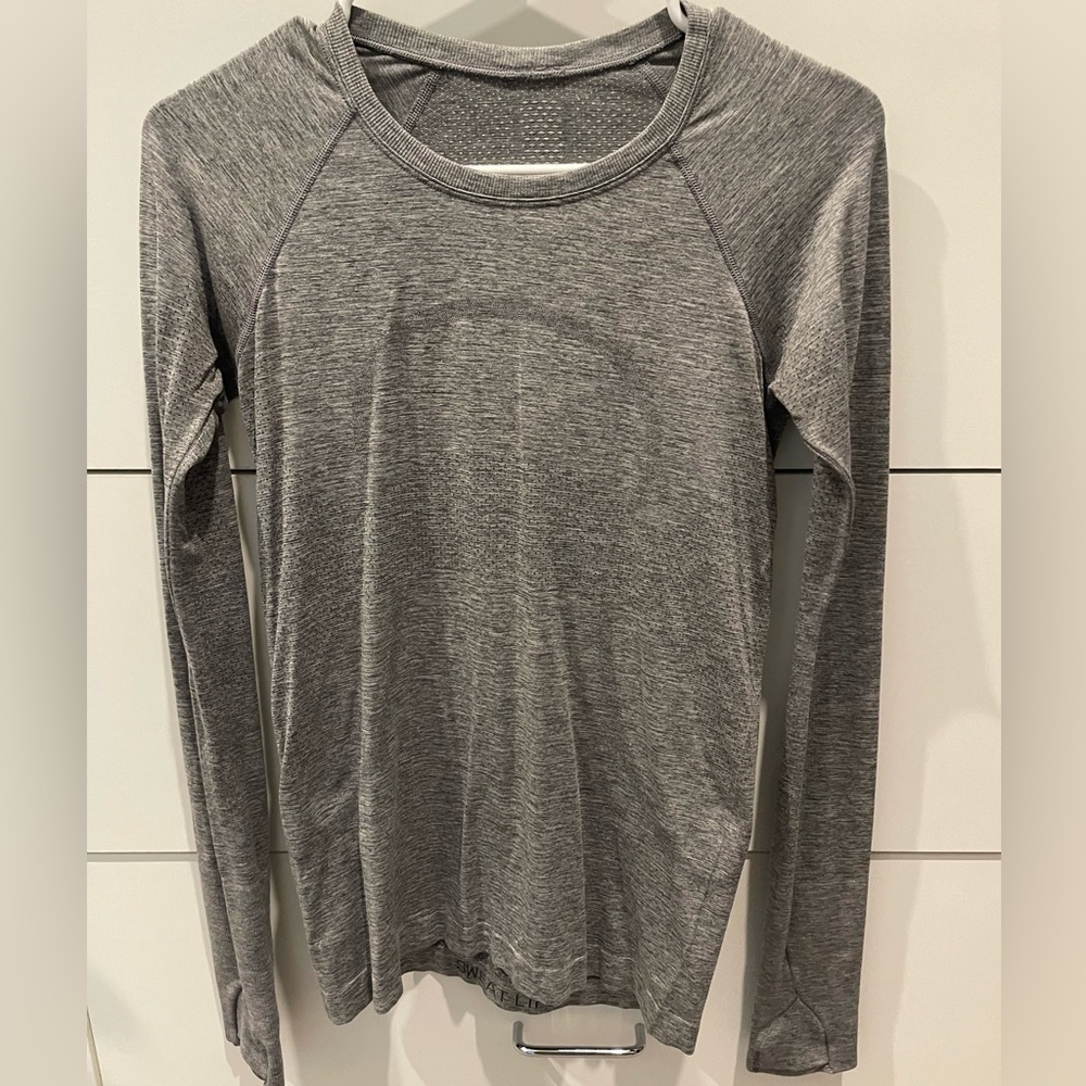 Lululemon size 4 grey fitted shirt